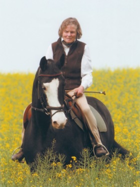 Veronika von Schning mit Herzlani in einem Rapsfeld bei Panker
